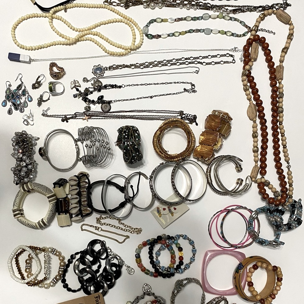 Jewelry bundle used in good condition.  Vintage to now.